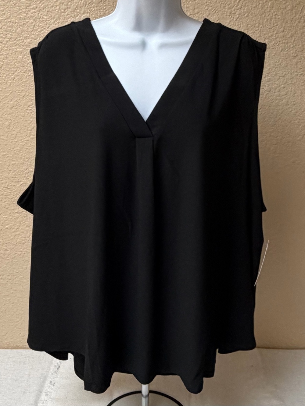 4/$20 89th & Madison Black V-Neck Sleeveless Blouse